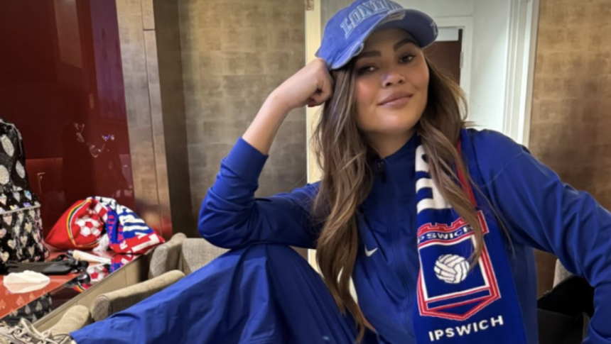 Chrissy Teigen wears rival London team’s shirt at Arsenal v Ipswich Town