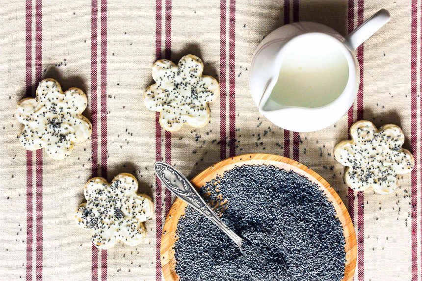 How to Eat Poppy Seeds the Right Way, According to Culinary Experts