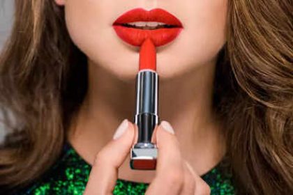 Why red lipstick is a must wear on Christmas?