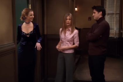 Lisa Kudrow, Jennifer Aniston, and Matt LeBlanc as Phoebe, Rachel, and Joey in Friends.