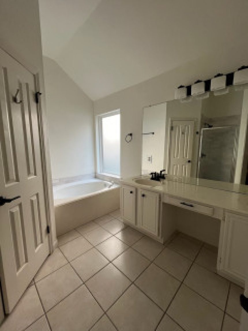 Bathroom of the Week: Warm Organic Look in Green, White and Wood