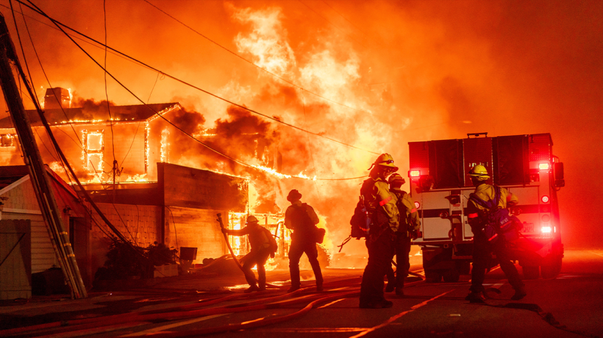 California wildfires force thousands to evacuate and more top headlines