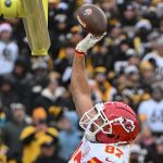 Travis Kelce dunks