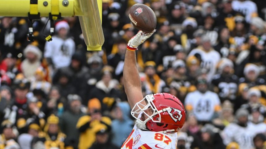 Travis Kelce dunks