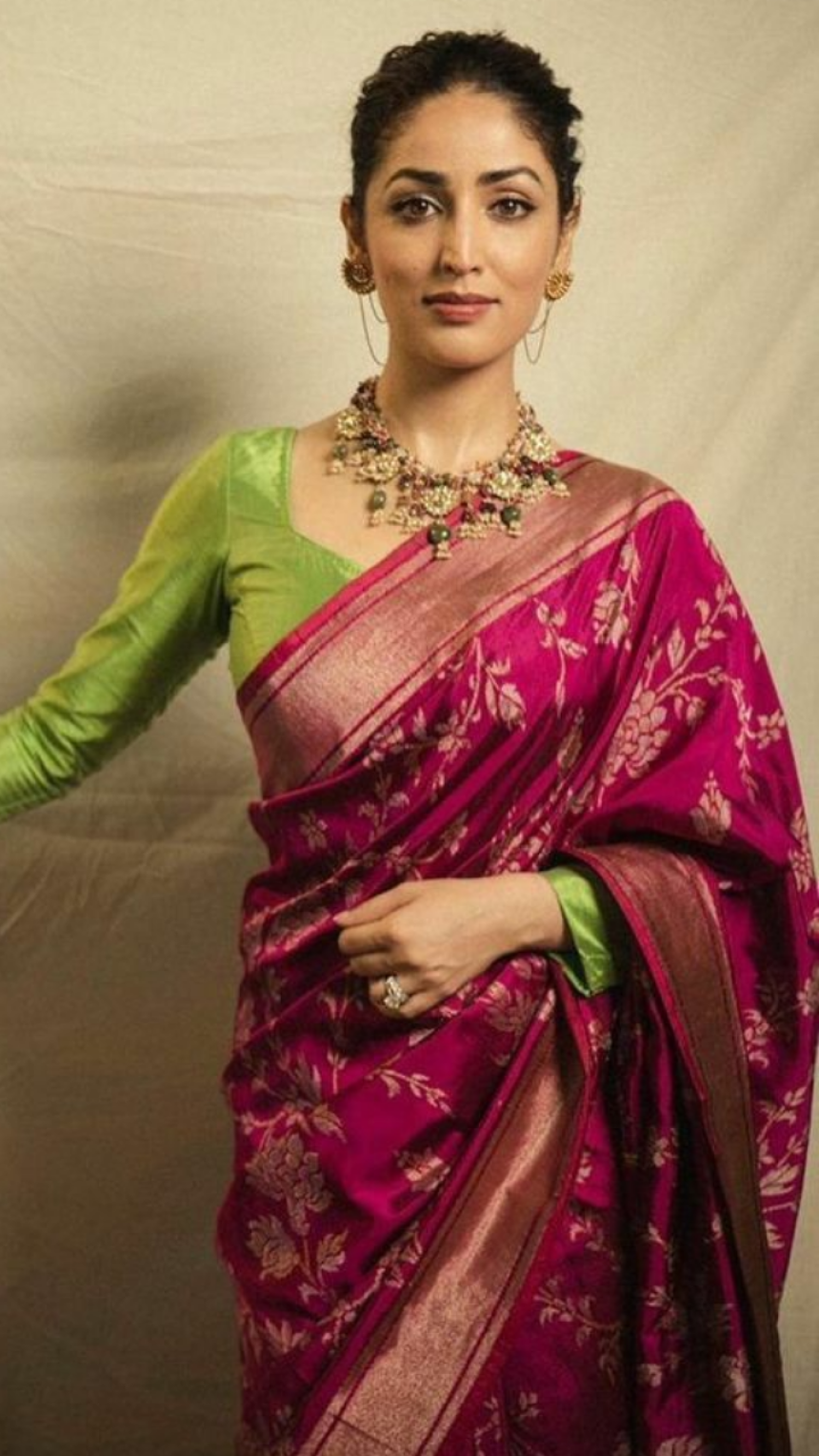 Contrasting sari-blouse combinations that would be a hit during the wedding season