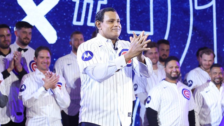 Sammy Sosa acknowledges crowd