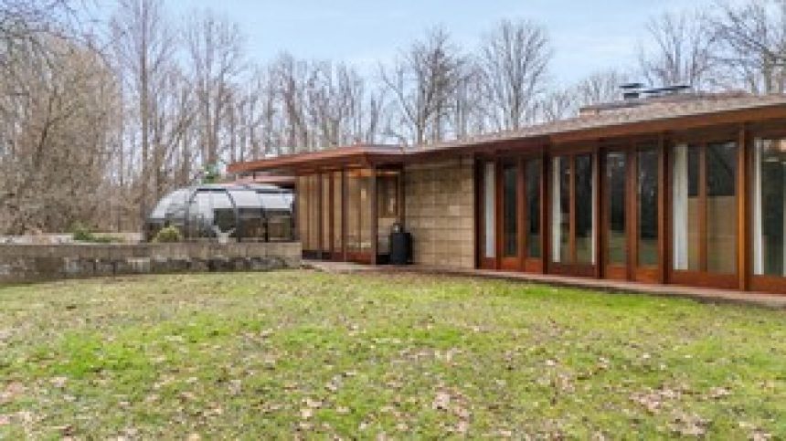 Frank Lloyd Wright’s Weisblat House Just Hit the Market for $2.2M