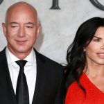 Jeff Bezos and Lauren Sanchez posing