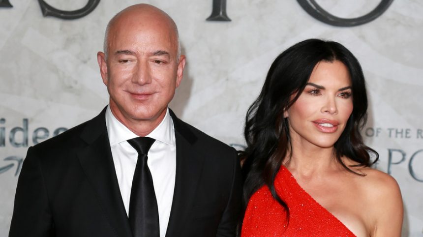 Jeff Bezos and Lauren Sanchez posing