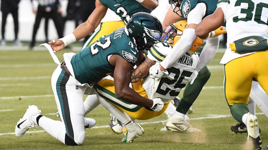 Packers players gets tackled