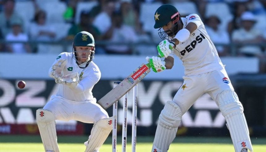 Pakistans Mohammad Rizwan (right) watches the ball after playing a shot as South Africa´s wicketkeeper Kyle Verreynne (left) reacts during the second day of the second Test at the Newlands stadium in Cape Town on January 4, 2025. — AFP