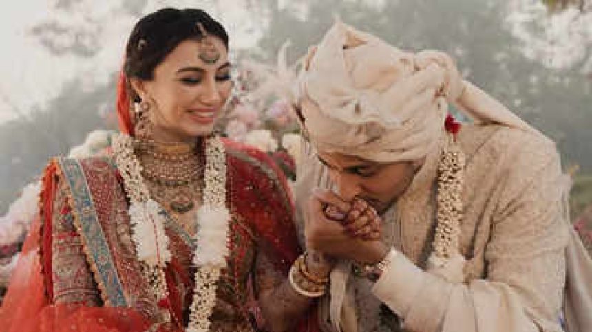 Stylish wedding pictures of singer Darshan Raval and Dharal Surelia