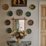 Discovering the best Etsy shops for interior design. Majolica plates mounted on the wall are from Ebay and Etsy in Sally...