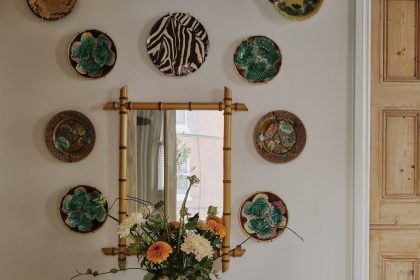 Discovering the best Etsy shops for interior design. Majolica plates mounted on the wall are from Ebay and Etsy in Sally...