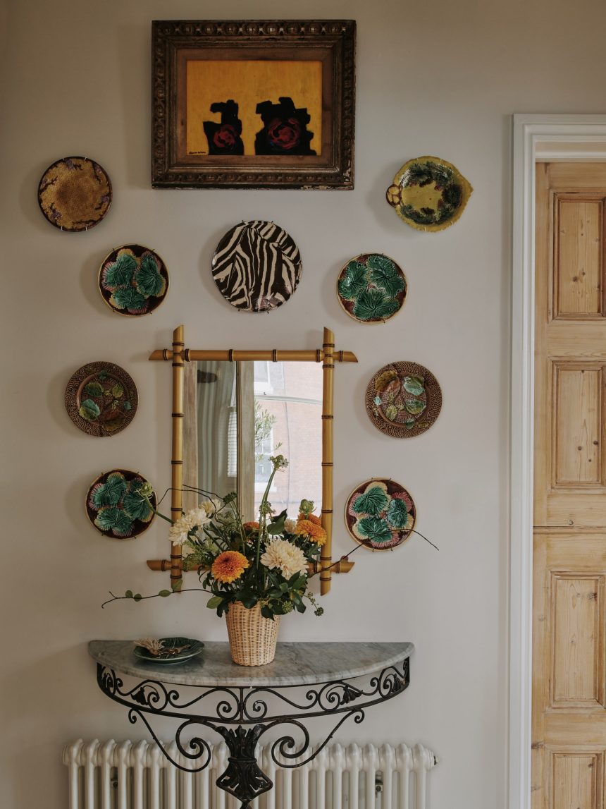 Discovering the best Etsy shops for interior design. Majolica plates mounted on the wall are from Ebay and Etsy in Sally...