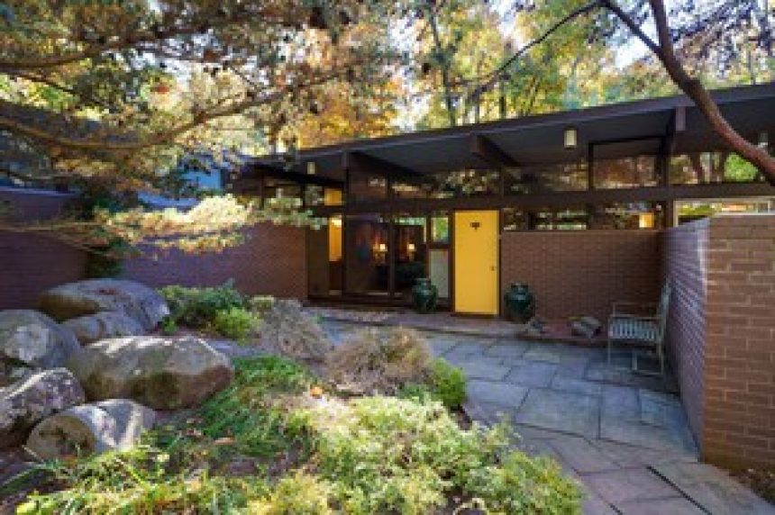 This $1.4M Princeton Midcentury Was Designed by a Richard Neutra Protégé