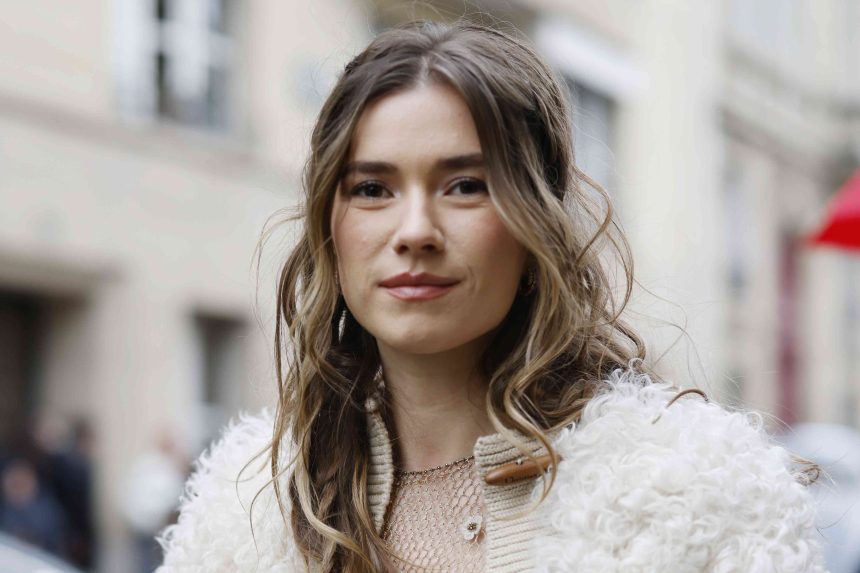 8 Second-Day Hairstyles That Disguise Greasy Roots (Without Resorting to Dry Shampoo)