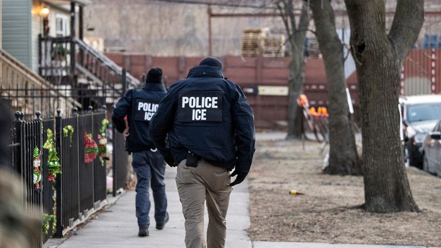 ICE agents walk Chicago street