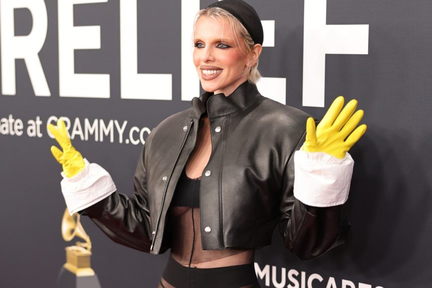 Julia Fox wearing yellow latex gloves at Grammys