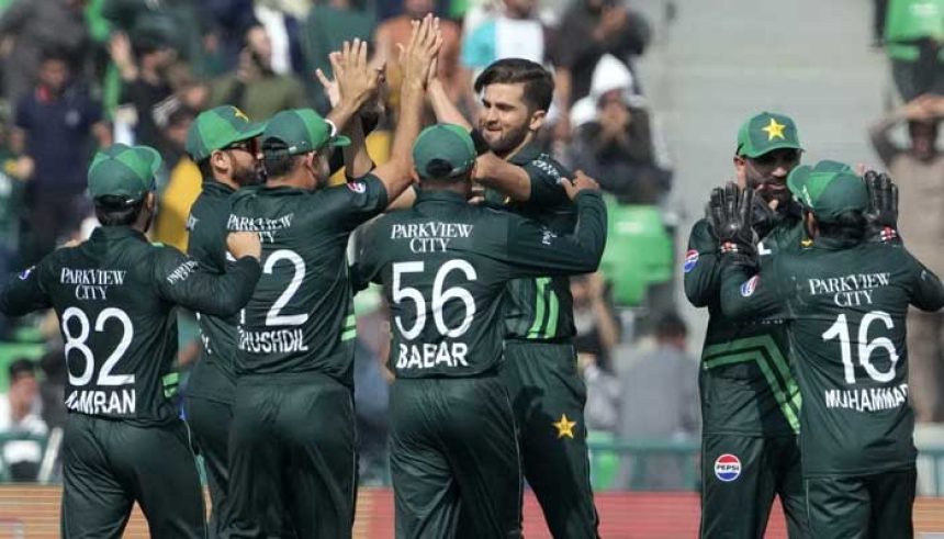 Pakistans players celebrate after dismissal of New Zealands Will Young during first one day international tri-nation series match between Pakistan and New Zealand at Gaddafi Stadium in Lahore, February 8, 2025. — AFP)