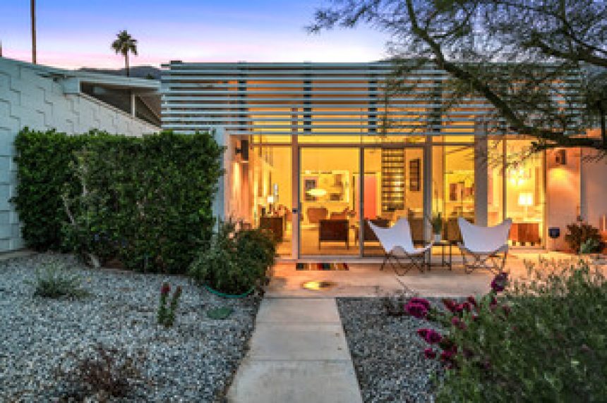 You Can Live Like It’s 1963 in This $725K Palm Springs Midcentury